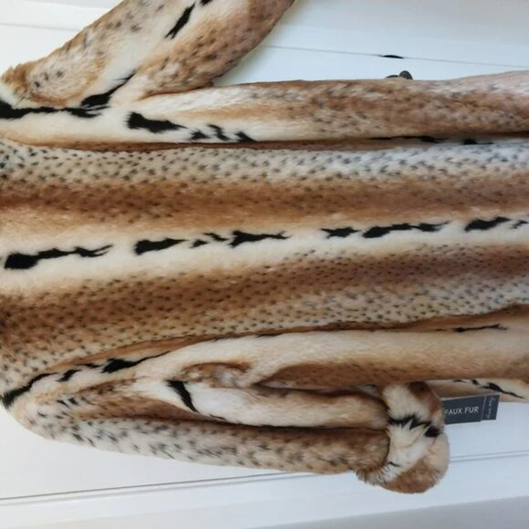 Luxurious Faux Fur Coat in Brown and Black (Short) - Picture 3 of 6